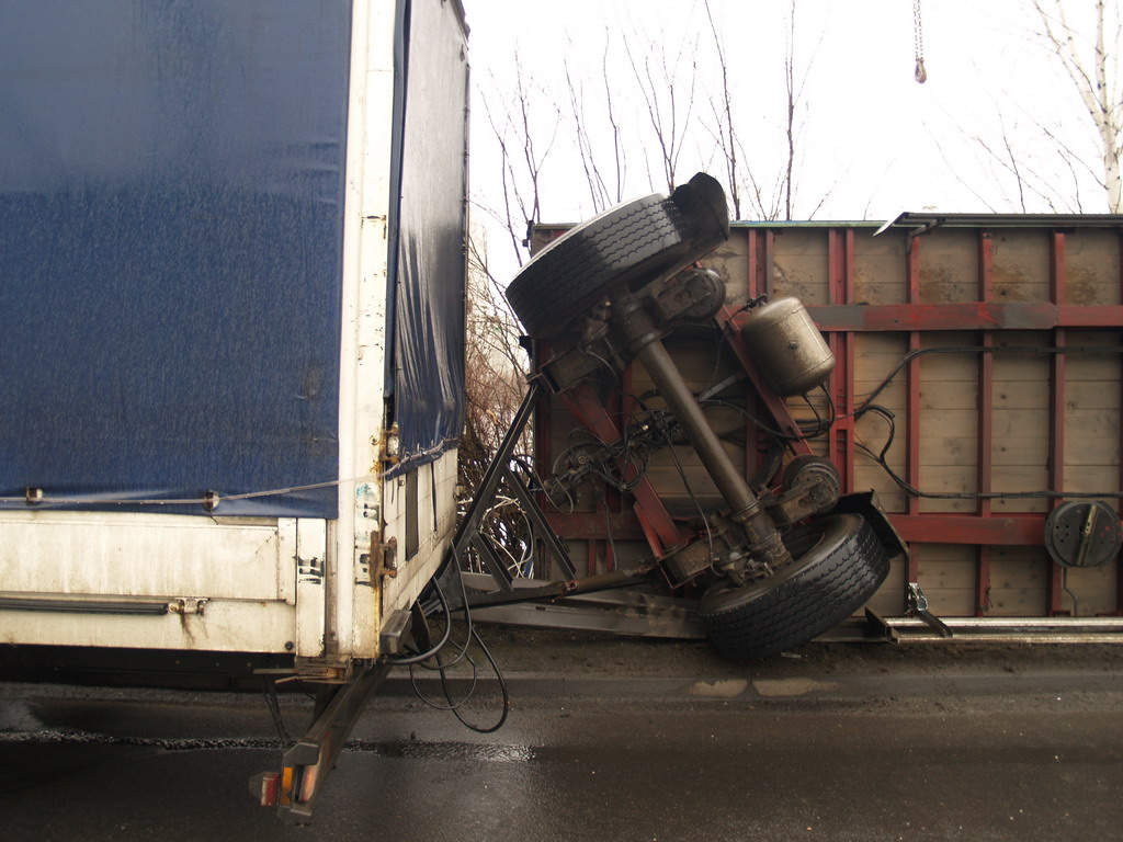 LKW Anhaenger umgekippt Koeln Niehl Geestemuenderstr Industriestr P28.JPG